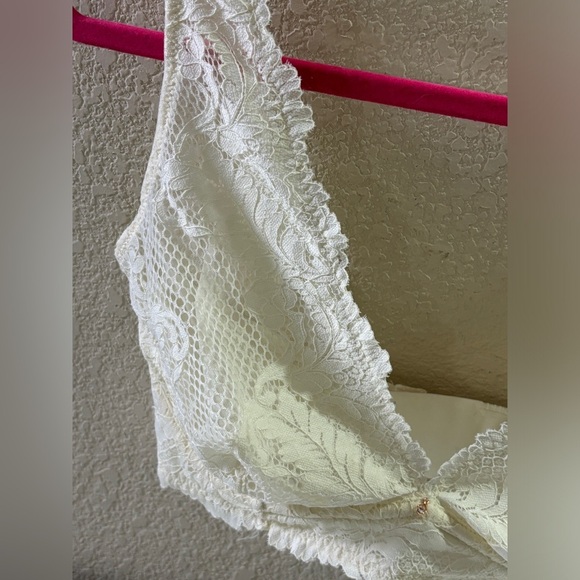 Le Mystere Buttercream White Lace Allure Convertible Plunge Bra 32DD - Picture 4 of 12